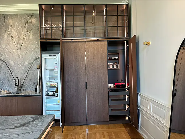 Zeile mit Insel I Designküche mit Miele-Geräten | Eiche Furnier | Premium-Ausstellung I perfekt für Altbau