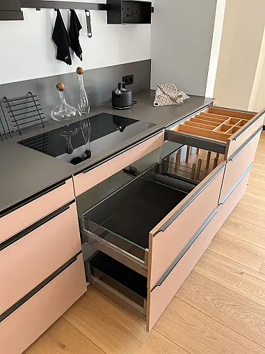 Exklusive Messeküche - Luxus pur - Quarzstein-Arbeitsplatten - LED-Beleuchtungen satt