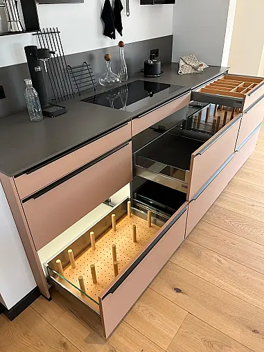 Exklusive Messeküche - Luxus pur - Quarzstein-Arbeitsplatten - LED-Beleuchtungen satt