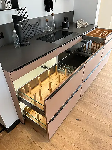 Exklusive Messeküche - Luxus pur - Quarzstein-Arbeitsplatten - LED-Beleuchtungen satt