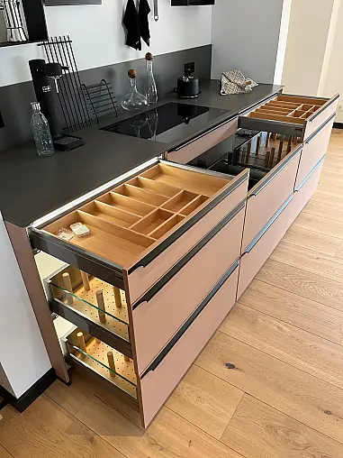 Exklusive Messeküche - Luxus pur - Quarzstein-Arbeitsplatten - LED-Beleuchtungen satt