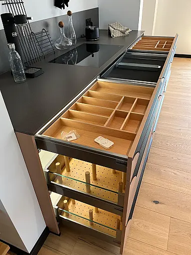 Exklusive Messeküche - Luxus pur - Quarzstein-Arbeitsplatten - LED-Beleuchtungen satt