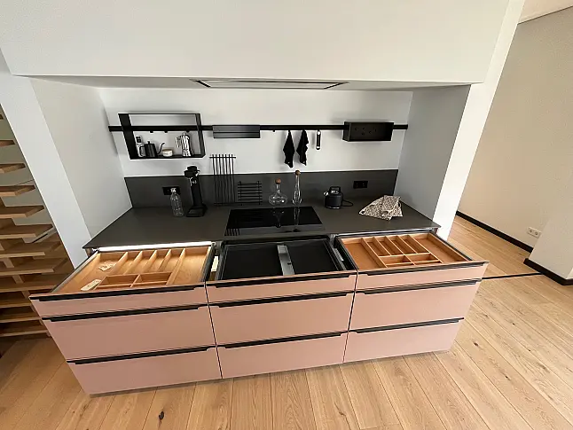 Exklusive Messeküche - Luxus pur - Quarzstein-Arbeitsplatten - LED-Beleuchtungen satt