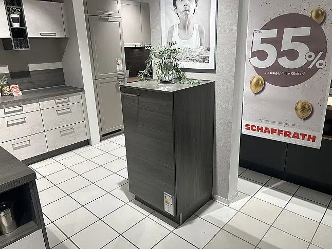 Ausstellungsküche 141, Zeile mit Insel