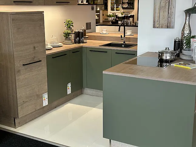 Ausstellungsküche 126, in Olive und Steineiche, U-Form mit Sitzplatz