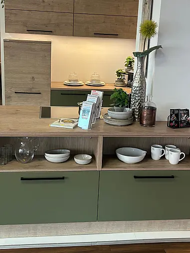 Ausstellungsküche 126, in Olive und Steineiche, U-Form mit Sitzplatz