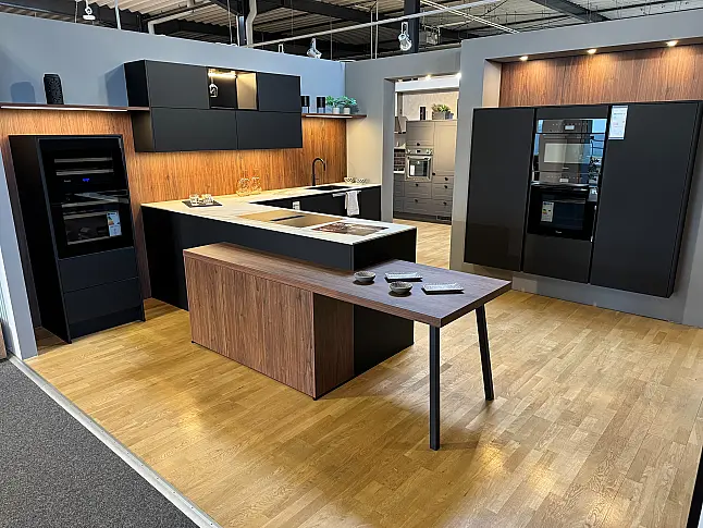 Moderne Eleganz in Schwarz Matt