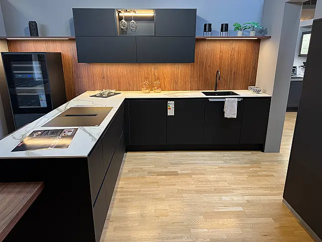 Moderne Eleganz in Schwarz Matt