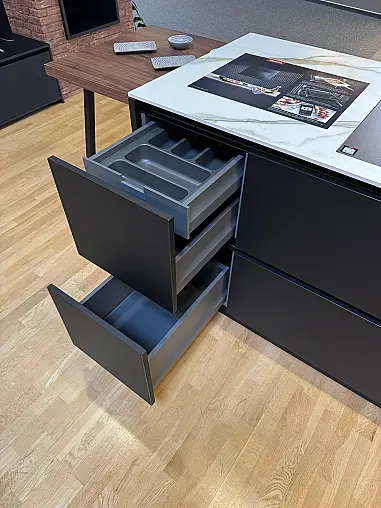 Moderne Eleganz in Schwarz Matt
