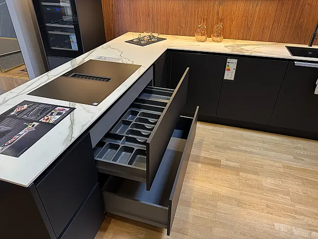 Moderne Eleganz in Schwarz Matt