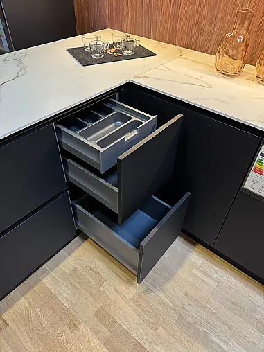 Moderne Eleganz in Schwarz Matt
