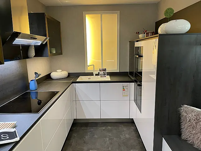 Moderne Küche in Polarweiß Grifflos mit Backofen und Dampfgarer/H - PREIS NOCHMALS EXTREM REDUZIERT