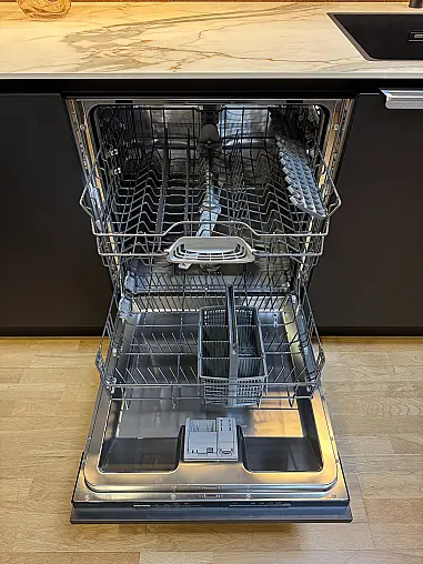 Moderne Eleganz in Schwarz Matt