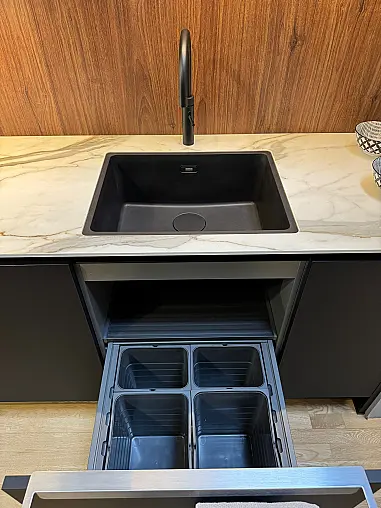 Moderne Eleganz in Schwarz Matt