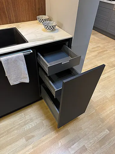 Moderne Eleganz in Schwarz Matt