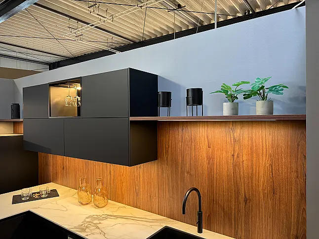 Moderne Eleganz in Schwarz Matt
