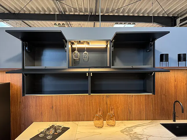 Moderne Eleganz in Schwarz Matt