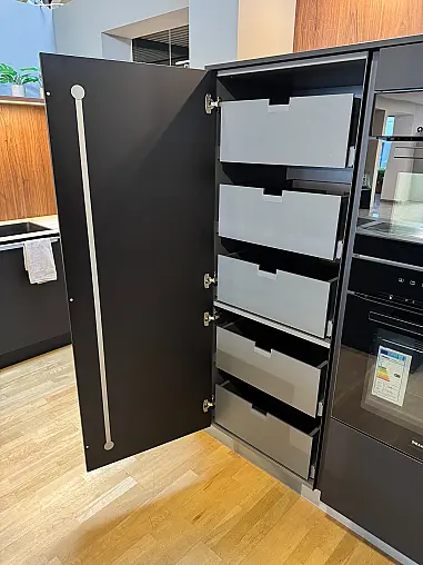 Moderne Eleganz in Schwarz Matt