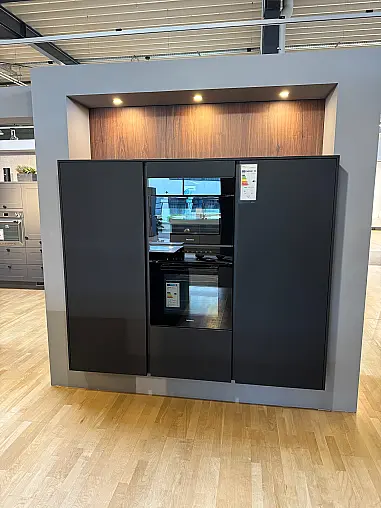 Moderne Eleganz in Schwarz Matt
