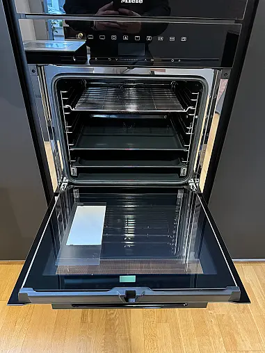 Moderne Eleganz in Schwarz Matt