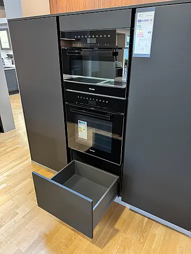 Moderne Eleganz in Schwarz Matt