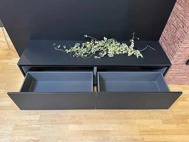 Moderne Eleganz in Schwarz Matt