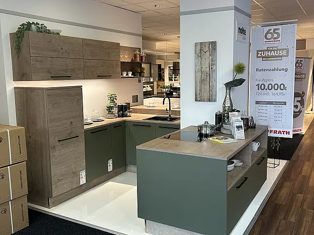 Ausstellungsküche 126, in Olive und Steineiche, U-Form mit Sitzplatz