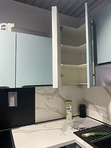 wunderschöne, helle L-Küche mit Geräten und viel Stauraum, Fronten in Aqua matt mit dunklen Griffleisten und Relingsystem