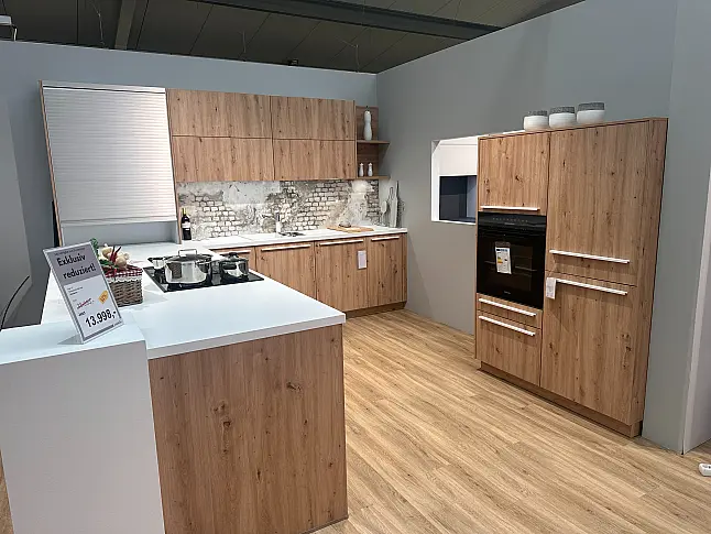 Natürliche Eleganz: Große, helle Küche in Holzoptik