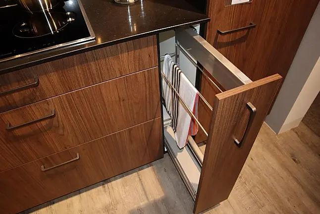 Dunkle L-Küche – Eleganz und Funktionalität in Perfektion