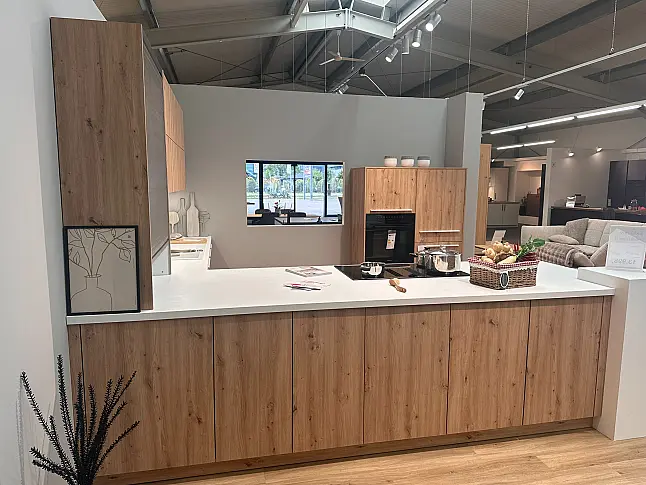 Natürliche Eleganz: Große, helle Küche in Holzoptik