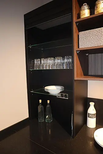 Dunkle L-Küche – Eleganz und Funktionalität in Perfektion