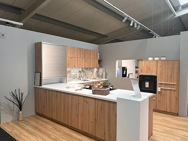 Natürliche Eleganz: Große, helle Küche in Holzoptik