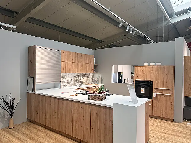 Natürliche Eleganz: Große, helle Küche in Holzoptik