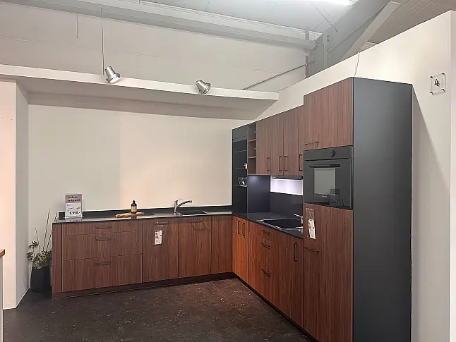Dunkle L-Küche – Eleganz und Funktionalität in Perfektion