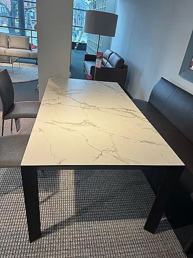 Esstisch „Nori“ von Kristalia – Dekton Aura – Gestell schwarz