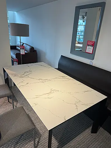 Esstisch „Nori“ von Kristalia – Dekton Aura – Gestell schwarz