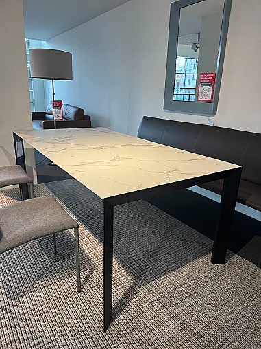 Esstisch „Nori“ von Kristalia – Dekton Aura – Gestell schwarz