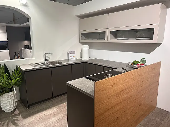 Moderne Einbauküche mit hochwertigen Miele &amp; AEG Elektrogeräten