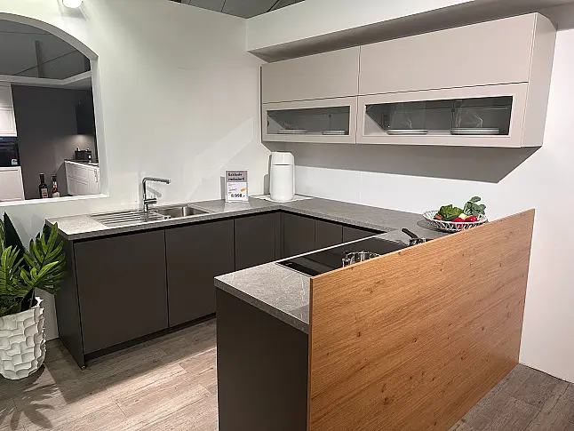 Moderne Einbauküche mit hochwertigen Miele &amp; AEG Elektrogeräten