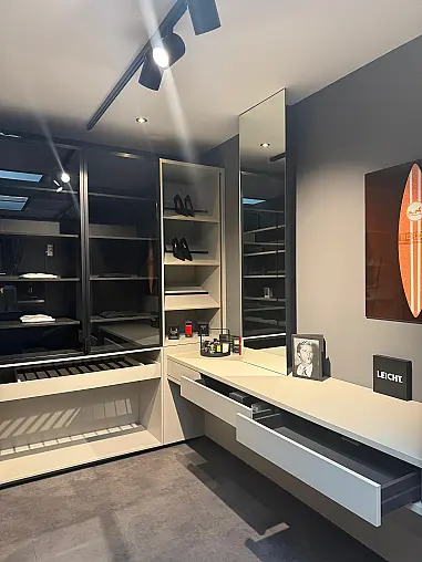 Moderne Ankleide in mattem Oliv – Glasschränke, Hosenregale &amp; Schmiktisch