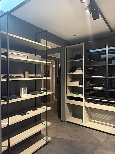 Moderne Ankleide in mattem Oliv – Glasschränke, Hosenregale &amp; Schmiktisch