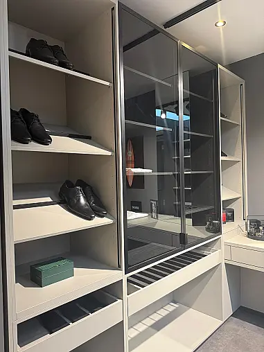 Moderne Ankleide in mattem Oliv – Glasschränke, Hosenregale &amp; Schmiktisch