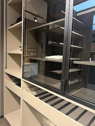 Moderne Ankleide in mattem Oliv – Glasschränke, Hosenregale &amp; Schmiktisch