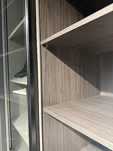 Moderne Ankleide in mattem Oliv – Glasschränke, Hosenregale &amp; Schmiktisch