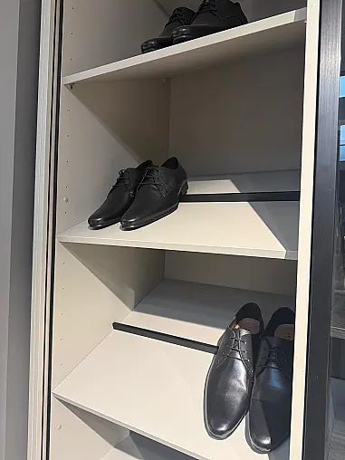 Moderne Ankleide in mattem Oliv – Glasschränke, Hosenregale &amp; Schmiktisch