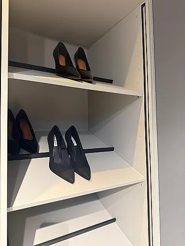Moderne Ankleide in mattem Oliv – Glasschränke, Hosenregale &amp; Schmiktisch