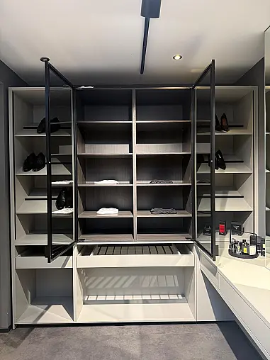 Moderne Ankleide in mattem Oliv – Glasschränke, Hosenregale &amp; Schmiktisch