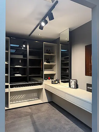 Moderne Ankleide in mattem Oliv – Glasschränke, Hosenregale &amp; Schmiktisch