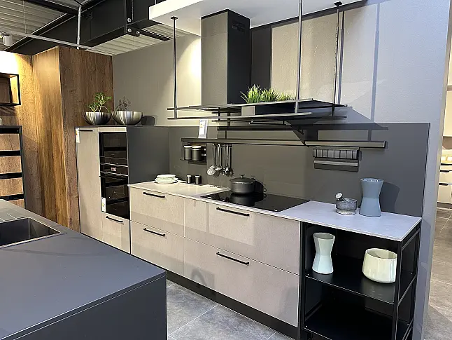 Design Musterküche mit Insel im Industrial Stil